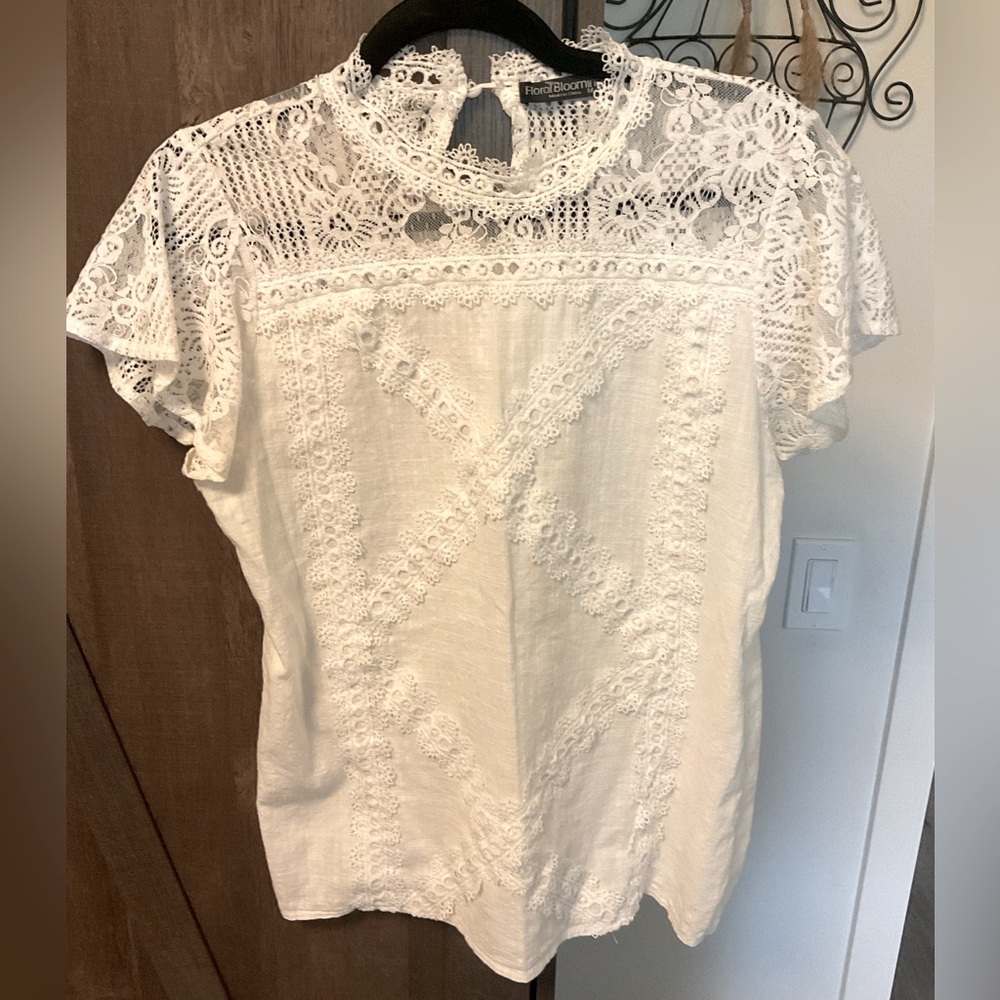 Floral blooming White Ultra feminine short sleeve laced blouse.